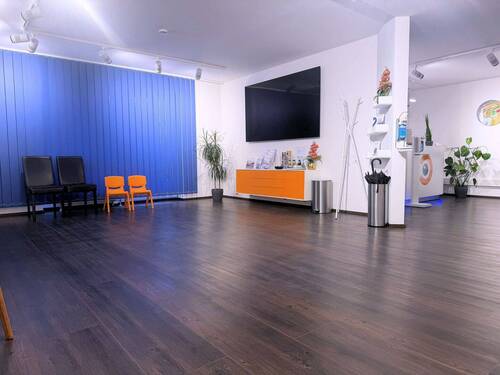 Geräumiges Wartezimmer - 8 Zimmer Etagenwohnung in Petershausen