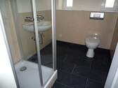 Bad mit Dusche und Fenster - 