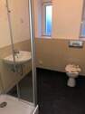 Bad mit Dusche und Fenster - 