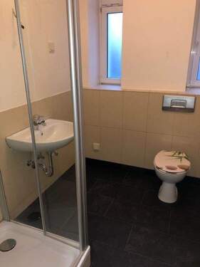 Bad mit Dusche und Fenster - 