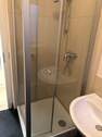 Bad mit Dusche und Fenster - 