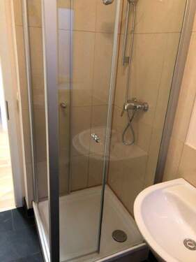 Bad mit Dusche und Fenster - 