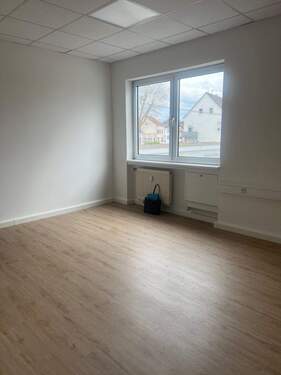 Bild 1 - 1 heller und renovierter Büroraum im Zentrum von Schwalbach zu vermieten