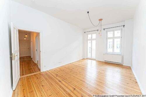 Wohnzimmer - Attractive, vacant flat with balcony in a quiet location