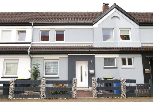 Frontansicht des Reihenhauses - 0 % Käuferprovision! Saniertes, vermietetes Reihenmittelhaus mit Garage in Donneresch!