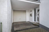 Hauseingang und Garage - 