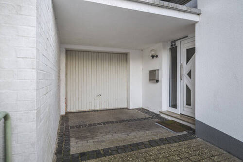 Hauseingang und Garage - 
