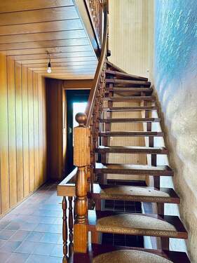 Der Flur im Erdgeschoss mit Zugang zur Terrasse - 