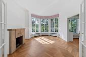 Wohnzimmer mit Kamin ... - Etagenwohnung mit 288,00 m&sup2; in Hamburg zum Kaufen