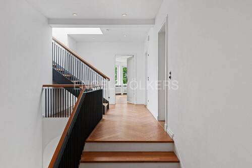 Eleganter Treppenaufgang bis ins Dachgeschoss - 