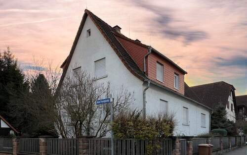 Hausansicht Straße - Nicht alles ist fertig. Aber alles ist möglich. Wo aus Bestand ein echtes Zuhause werden kann.