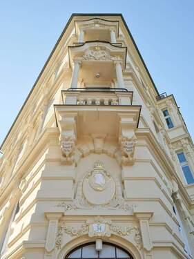 Türbekrönung Fassade - Core!! Exklusives Jugendstil-WGH in Toplage, top saniert, 1.022 m² Wohn-Nutzfläche, JKM € 235.000