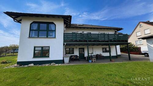 Gartenansicht - Wohntraum am Ortsrand: Großzügige 4-Zimmer-Wohnung mit Traumblick, Kamin und XXL-Balkon