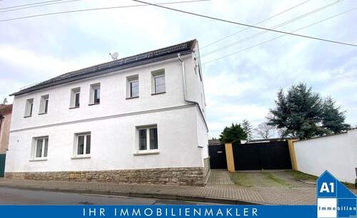 Hausansicht 3 - Großzügiges Zweifamilienhaus mit Nebengelass, Garagen und weitläufigem Garten in Milzau