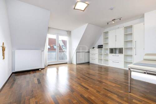 Schlafzimmer mit Balkon - 3 Zimmer Etagenwohnung in Hofheim am Taunus