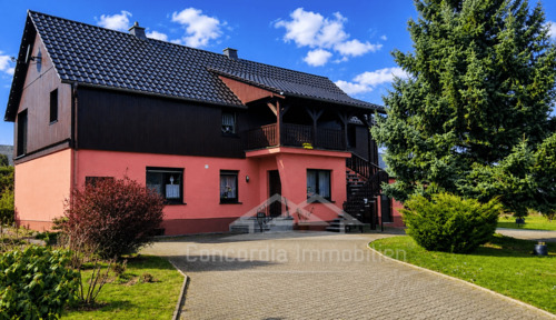 Ostansicht - Willkommen im Grünen! Ländliche Terrassenwohnung mit Garten und Garage
