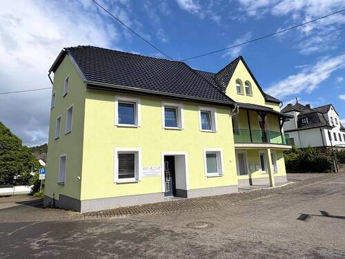 Front- und Seitenansicht - 2 Zimmer Mehrfamilienhaus, Wohnhaus zum Kaufen in Piesport