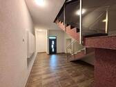Hauseingangsbereich mit Treppenhaus - 