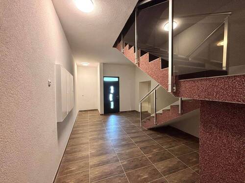 Hauseingangsbereich mit Treppenhaus - 