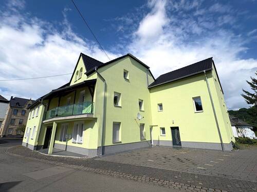 Seitenansicht mit Parkplätzen - Mehrfamilienhaus, Wohnhaus mit 489,00 m&sup2; in Piesport zum Kaufen