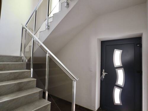 Hauseingang mit Treppenhaus - 