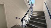 Treppenhaus mit Geländer - Etagenwohnung mit 92,00 m&sup2; in Osnabrück zum Kaufen