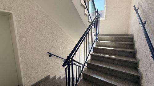 Treppenhaus mit Geländer - Etagenwohnung mit 92,00 m&sup2; in Osnabrück zum Kaufen