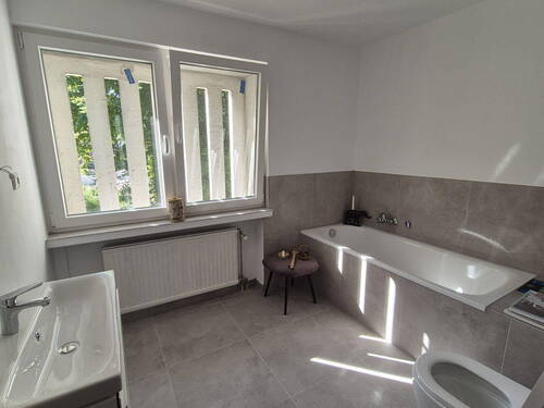 Bad mit Wanne 1 - 