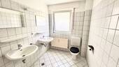 Helles Badezimmer mit Fenster - 
