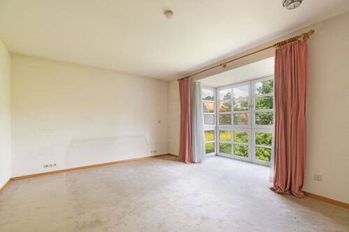 Schlafzimmer mit tollem Glaserker und Blick ins Gr - 