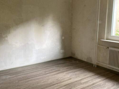 Zimmer mit Fußboden in Holzoptik. - Etagenwohnung mit 55,10 m² in Frankfurt am Main zur Miete