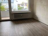 Zimmer Ausblick auf den Balkon und Fußboden in Holzoptik. - 