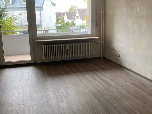 Zimmer Ausblick auf den Balkon und Fußboden in Holzoptik. - 