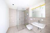 Badezimmer mit bodengleicher Dusche - 