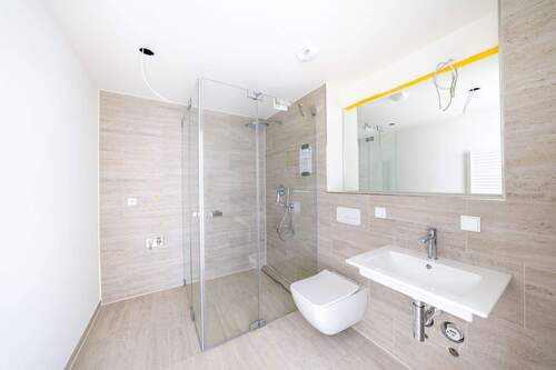 Badezimmer mit bodengleicher Dusche - 