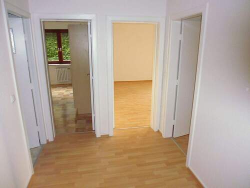 Flur - Bitte unsere Fragen beachten !! 2 Zimmer Wohnung im 1.OG mit Balkon in Ahrensburg