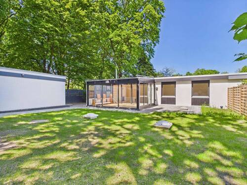 Frontansicht mit Garage - 1 Zimmer Bungalow zur Miete in Hamburg