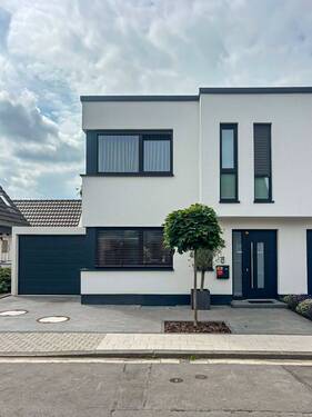 Hausansicht - 4 Zimmer Doppelhaushälfte in Neuss