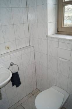 Gäste WC im Erdgeschoss - 4 Zimmer Doppelhaushälfte in Unterdietfurt