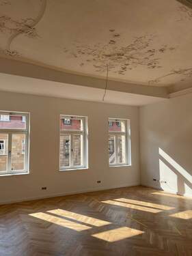 Wohnbereich - Kernsanierte Altbauwohnung mit historischen Stuck