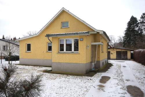 Hausansicht - Interessantes Einfamilienhaus mit Doppelgarage und sonnigem Südwestgarten in attraktiver Wohnlage