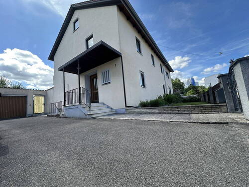 Hausansicht von der Straße - 7 Zimmer Einfamilienhaus zum Kaufen in Augsburg