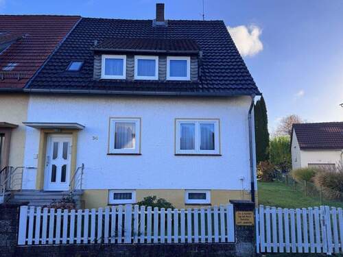 Hausansicht - Charmante Doppelhaushälfte mit großem Potenzial und idyllischem Grundstück in Niestetal-Sandershausen