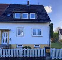 Charmante Doppelhaushälfte mit großem Potenzial und idyllischem Grundstück in Niestetal-Sandershausen