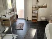 Badezimmer mit Dusche u. Wanne - 