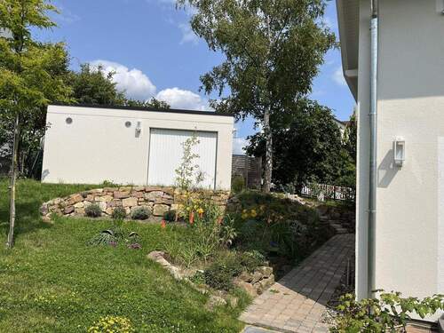 Garage mit Beet - 
