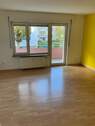 Wohnzimmer mit Laminatboden und Zugang zum Balkon.jpg - 3 Zimmer Etagenwohnung zur Miete in Bad Vilbel