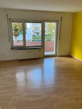Wohnzimmer mit Laminatboden und Zugang zum Balkon.jpg - 3 Zimmer Etagenwohnung zur Miete in Bad Vilbel