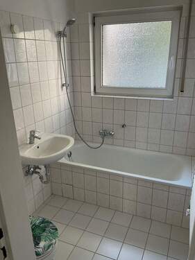 Tageslichtbad mit weißen Santitärobjekten und weiße Wand- un Bodenfliesen.jpg - 3 Zimmer Etagenwohnung in Bad Vilbel