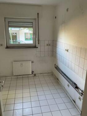 Küche mit weißen Boden- und Wandfliesen.jpg - Etagenwohnung mit 64,10 m² in Bad Vilbel zur Miete